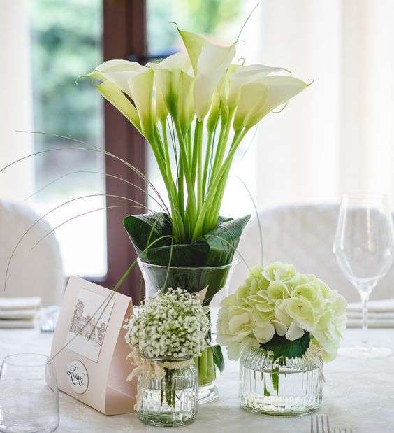 Decoración y arreglos florales para boda con calas o lirios de agua