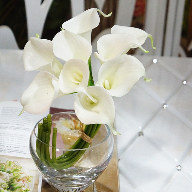 Decoración y arreglos florales para boda con calas o lirios de agua