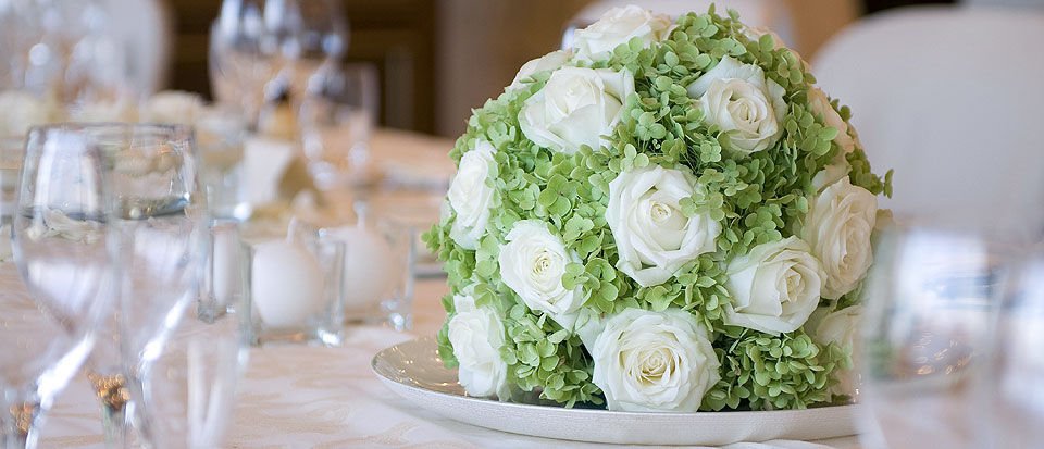 Centros de mesa y arreglos florales con hortensias para bodas