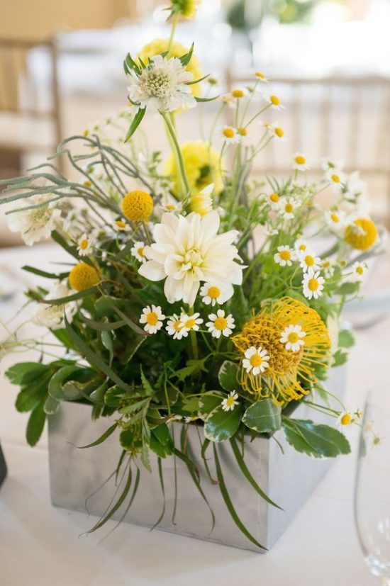 Adornos y arreglos florales en amarillo para boda
