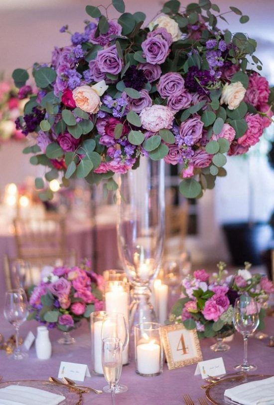 Decoración en Utra violeta para boda: Centros de mesa y arreglos florales