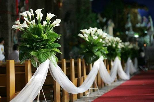 Centros de mesa y arreglos florales con alcatraces o calas para bodas