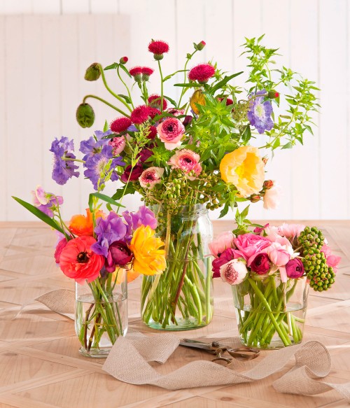 Arreglos florales y centros de mesa con flores silvestres